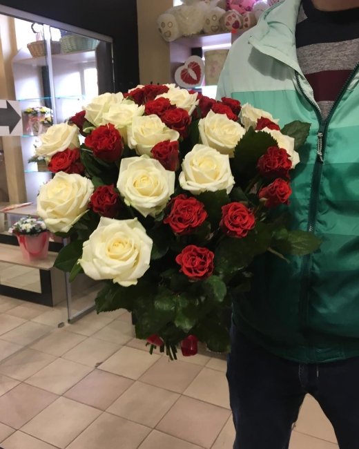 Букет из 35 розы (микс). Высота 50 см