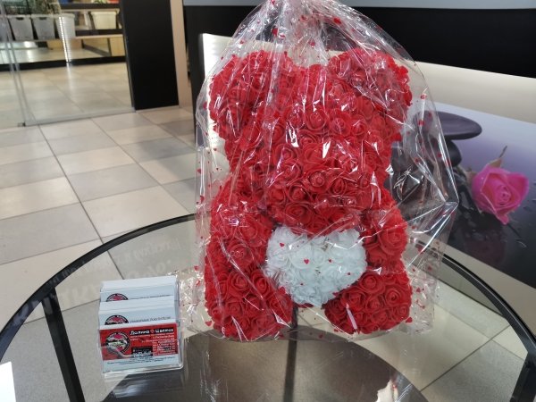 Мишка из роз 40 см ( с сердцем) красный.