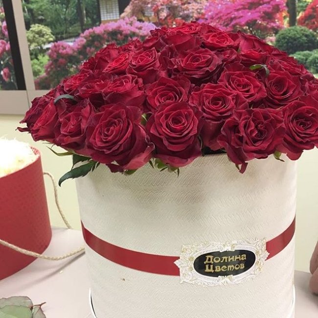 75 Роз.Высота 40см. Коробка шляпная