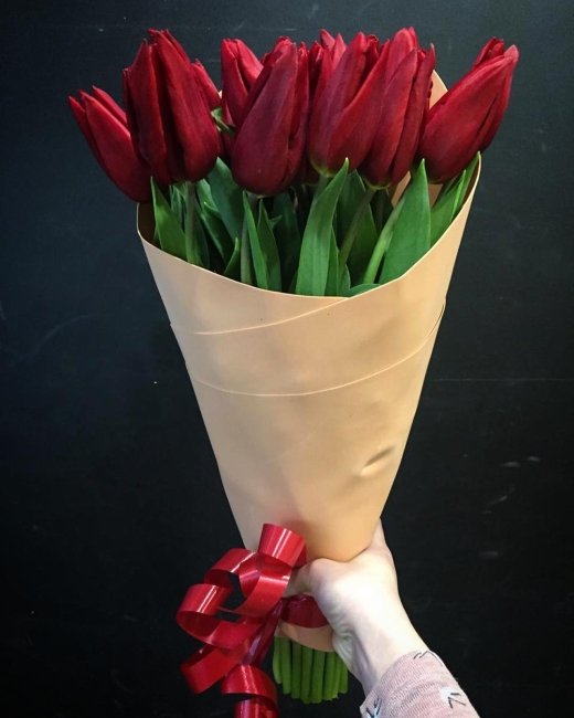 Букет из 25 тюльпанов. красный
