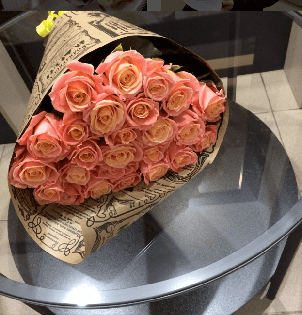 Букет из 25 роз. Высота 70 см