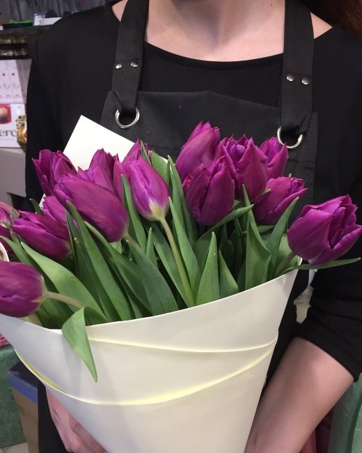 Букет из 25 тюльпанов. фиолетовый