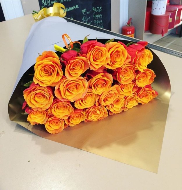 Роза Испания. Букет из 25 роз. Высота 60 см