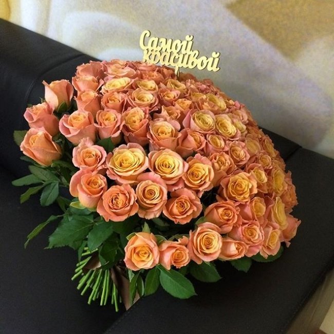 Роза Мисс Пигги (розово-желтая). Букет из 75 роз. Высота 70 см