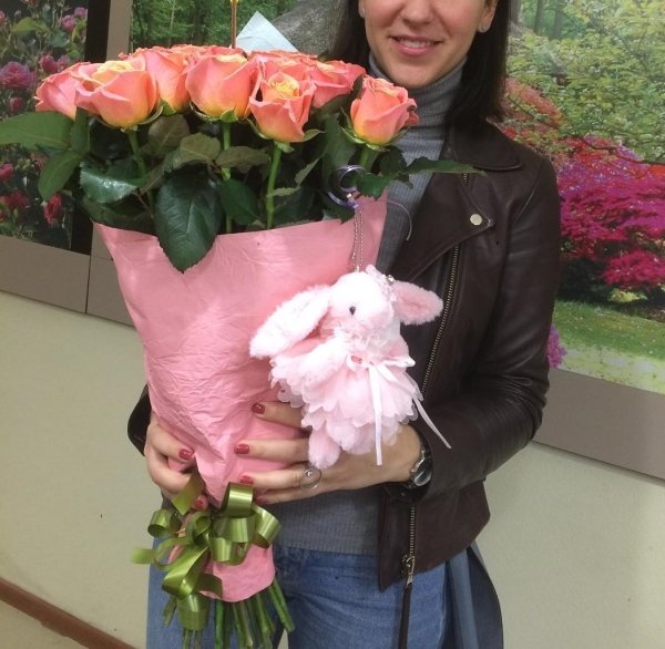 Роза Мисс Пигги (розово-желтая). Букет из 35 роз. Высота 60 см