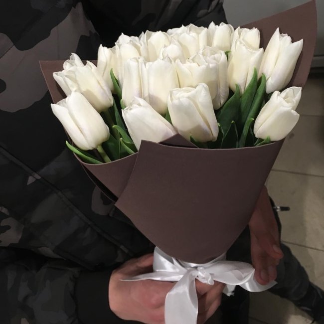 Букет из 35 тюльпанов. белый
