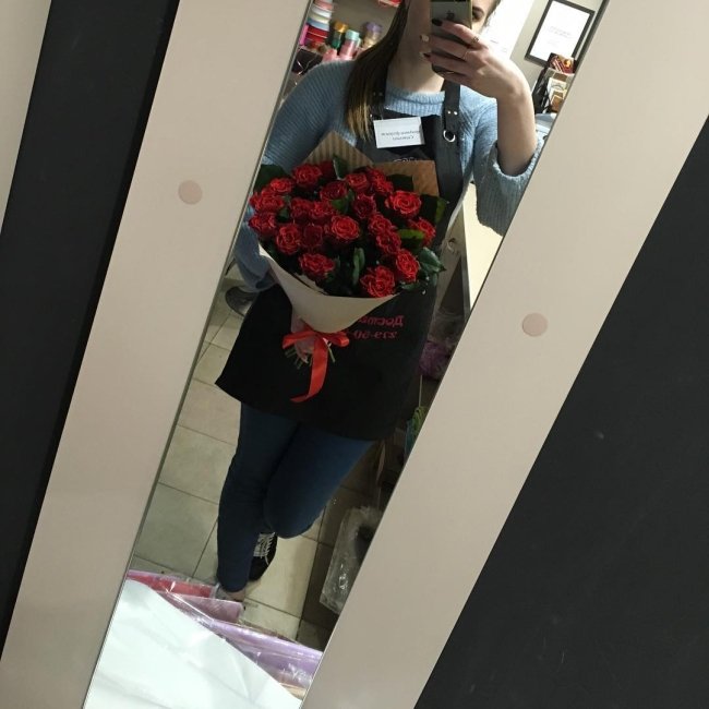 Роза Элторо (красная). Букет из 21 розы. Высота 50 см