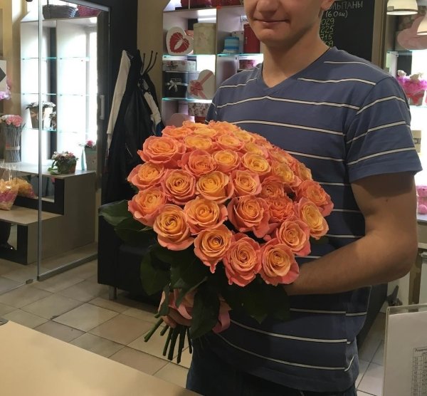 Роза Мисс Пигги (розово-желтая). Букет из 35 роз. Высота 70 см