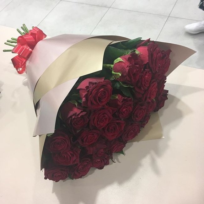 Роза Кон Аморе. Букет из 25 роз. Высота 50 см