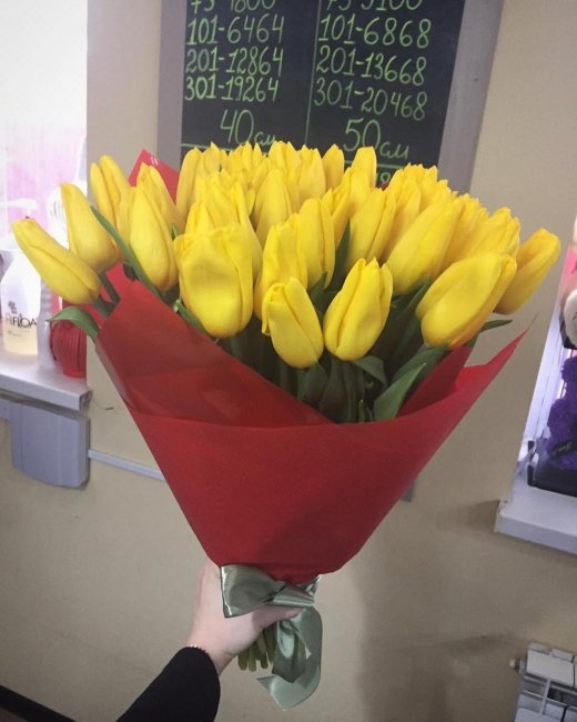 Букет из 35 тюльпанов. желтый