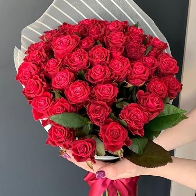 Роза Адмирал. Букет из 41 розы. Высота 60 см
