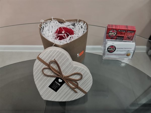 Роза красная в коробке