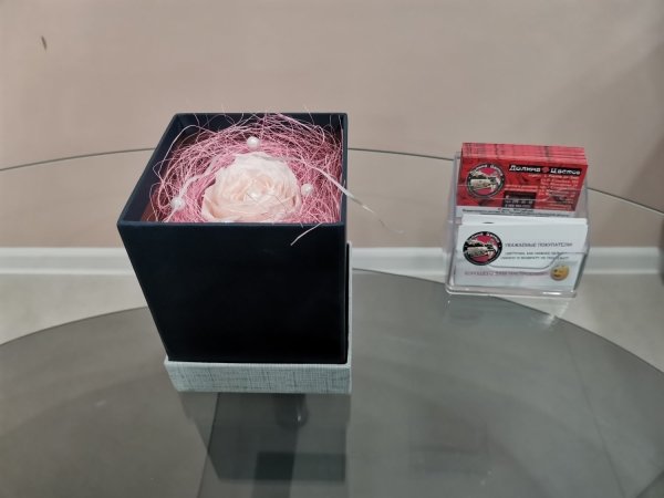 Роза розовая в коробке